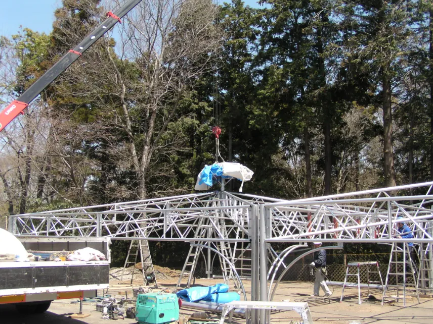 鉄骨の組立を行った後は、天幕被せ。